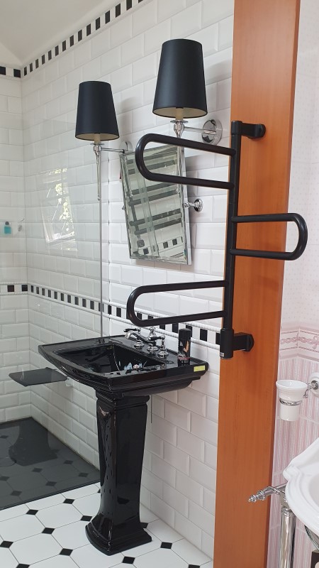 Elektrický sušák ručníků černý